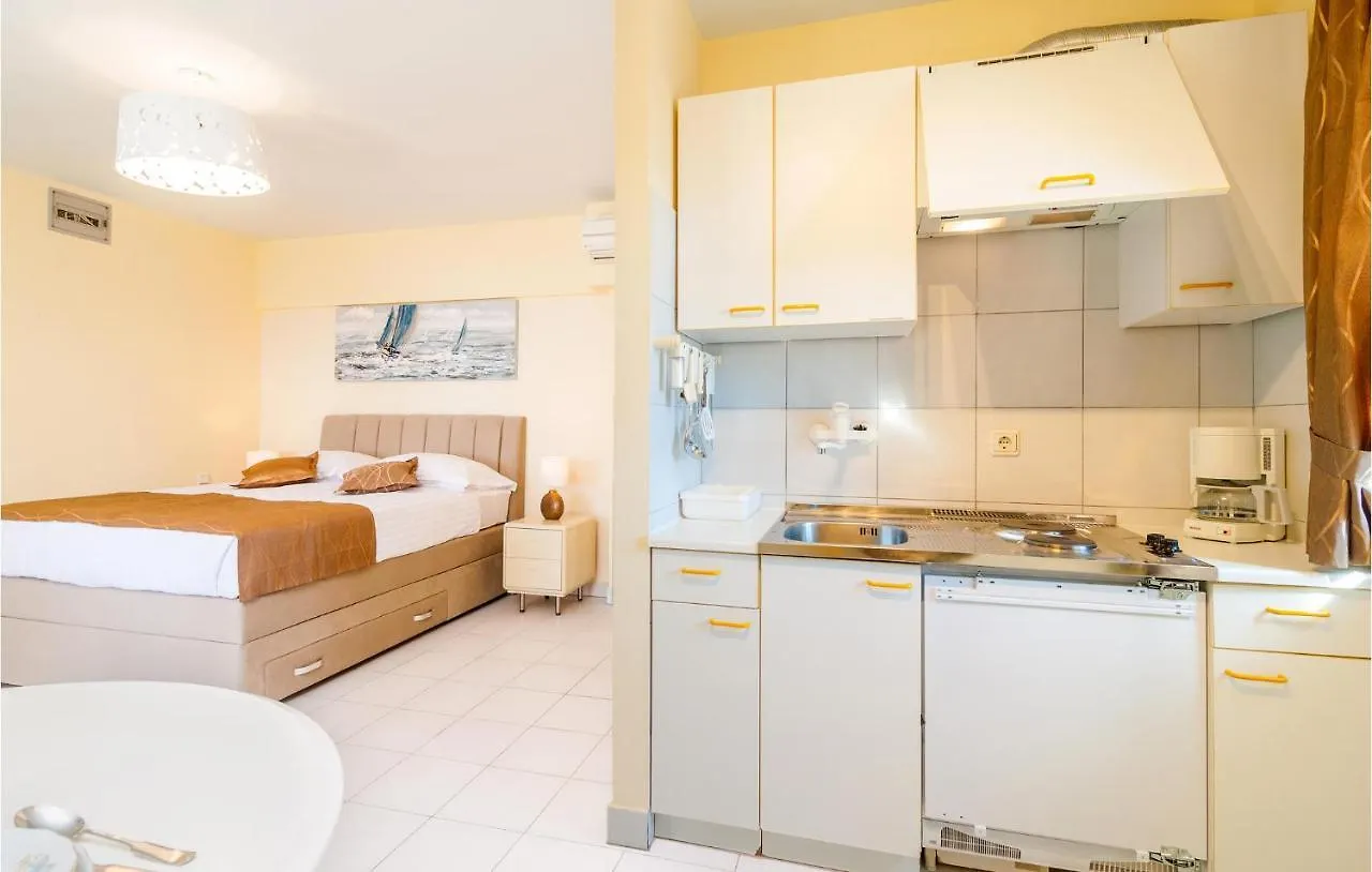 Awesome Apartment In Okrug Donji With Kitchen Donji Okrug  0*, Donji Okrug (Ciovo)